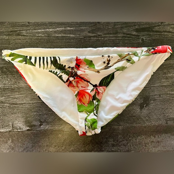 Vitamin A Baja Capri Top and matching Vitamin A Baja 
Bottom size 12/XL/D - Picture 5 of 8